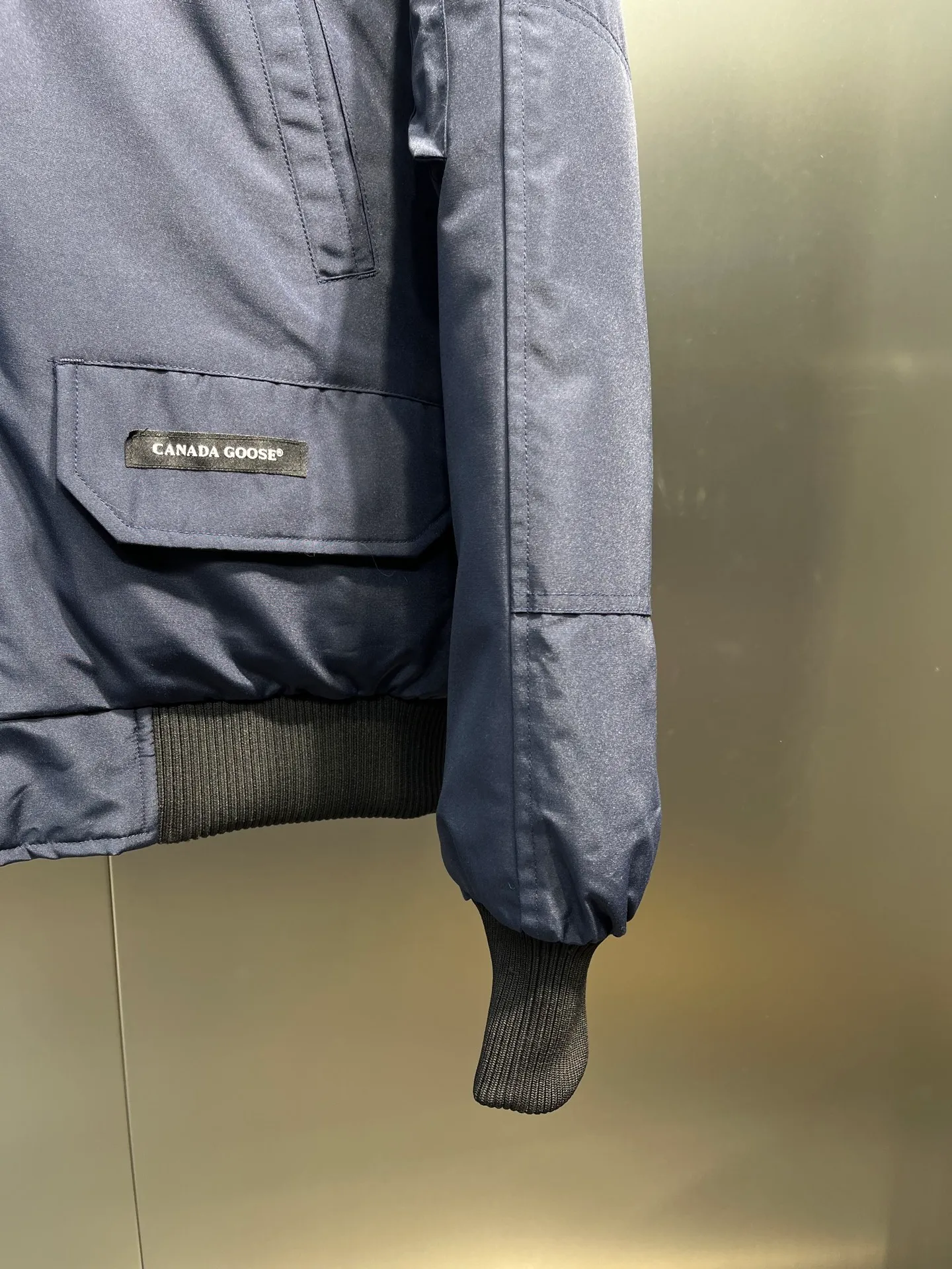 P720 high-end version (new version of Big Goose 01) Canada Goose Canada Goose #Chilliwack 7999M bomber jacket short down jacket/01 model #Men and Women Same Style# ➖ Genuine synchronous anti-counterfeiting chip sensor! ➖ Imported 21S polyester-cotton blended original fabric [last year’s 16S/18S hard fabrics have been completely eliminated, this year all use 21S genuine synchronous fabrics, the soft mid-strap feels delicate and textured], genuine synchronous Feather-Light 10D waterproof coating fabric, made of 84.5 polyester fiber and 15.5 cotton, 100% the best feel in the entire network! ➖ The genuine official website is synchronized with the national standard 80 white duck down, you can check the official website customer service, there will never be a series of misleading claims such as 90 down or goose down! ➖ Using the best nylon lining with double double-layer sealing design, velvet-proof No. 7 needle + grid-filled down ready-made garments, there is 100% no so-called velvet running! ➖ The cuffs are designed with thickened seamless threads, and the collar and pockets are lined with top-quality polar fleece to keep you warm and comfortable! ➖ Yoshida YKK provides original custom-made electroplated sliders. YKK two-way lockable zippers are tight and smooth and will not peel off paint! ➖ 3M composite guarantees that the Velcro is the same as the original, durable, and all accessories and hardware are custom-made! ➖ Imported BEHRINGER embroidery machine to customize the 10,000-needle embroidery logo, 98% of which can be reproduced to restore the original logo. You can check and compare on the official website! ➖ The fur collars are all made of large pieces of Western Canadian blue wolf hide, ensuring that each fur collar is 13-15cm wide!   Size:XS-XXL